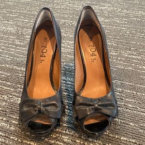 No. 704b Women’s Distressed Leather Peep Toe Bow Heels